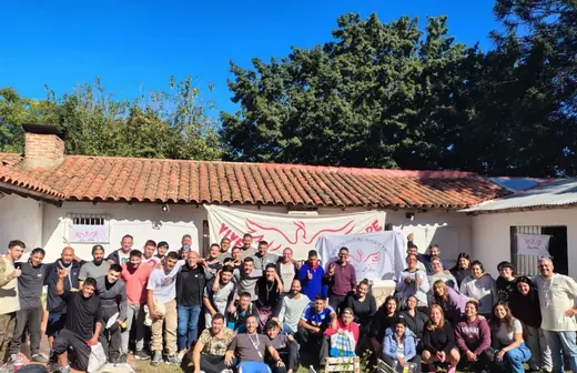 Encuentro de toda la comunidad frente a la casa de Del Viso