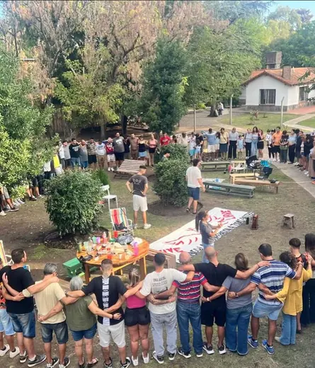 Ronda de pacientes y familias en el parque de la comunidad terapéutica