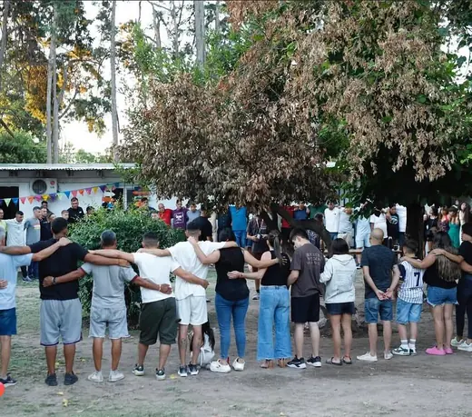 Pacientes abrazados en ronda durante una actividad grupal