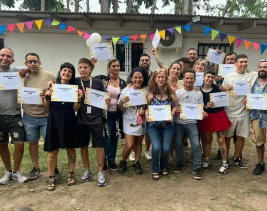 Entrega de certificados durante una celebración en la comunidad