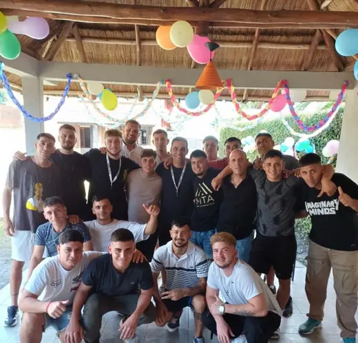 Grupo de pacientes reunidos en el quincho
