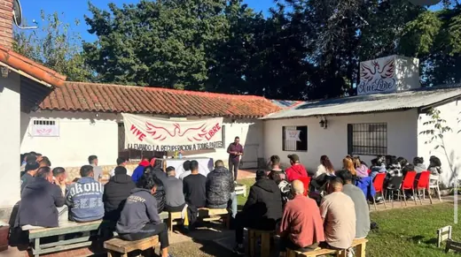 Charla grupal al aire libre en el parque de la casa