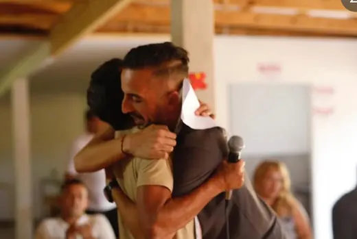 Abrazo emocionado durante un encuentro de la comunidad