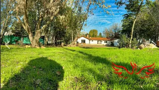 Parque arbolado y casa de la comunidad terapéutica