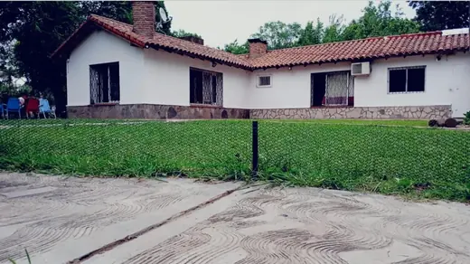 Frente de la casa y galería exterior