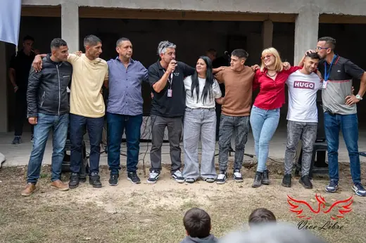 Equipo y comunidad reunidos en la galería de la casa