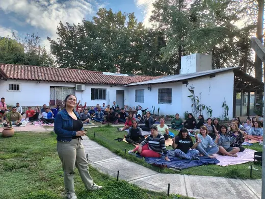 Encuentro grupal al aire libre en el parque de Del Viso