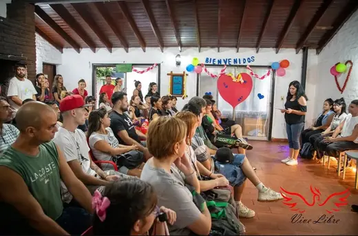 Reunión en la sala de encuentros de la comunidad