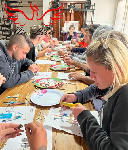 Actividad recreativa compartida en la mesa del comedor