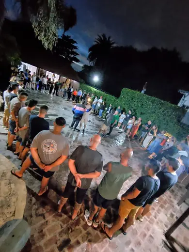 Encuentro nocturno en el patio de la casa