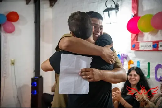 Abrazo durante una celebración en la comunidad